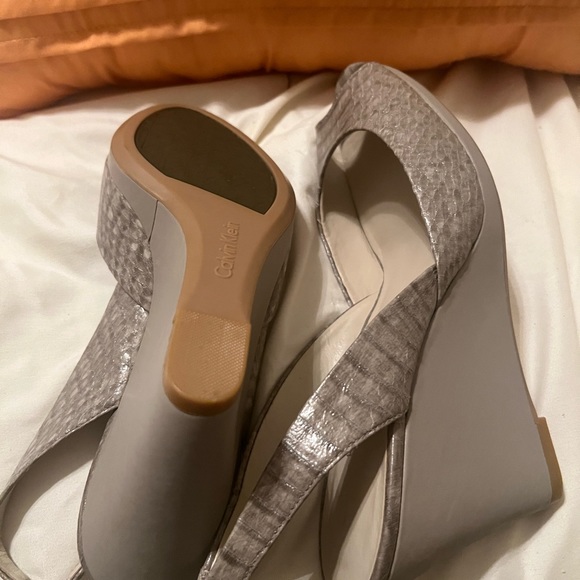 Calvin Klein - Picture 3 of 5